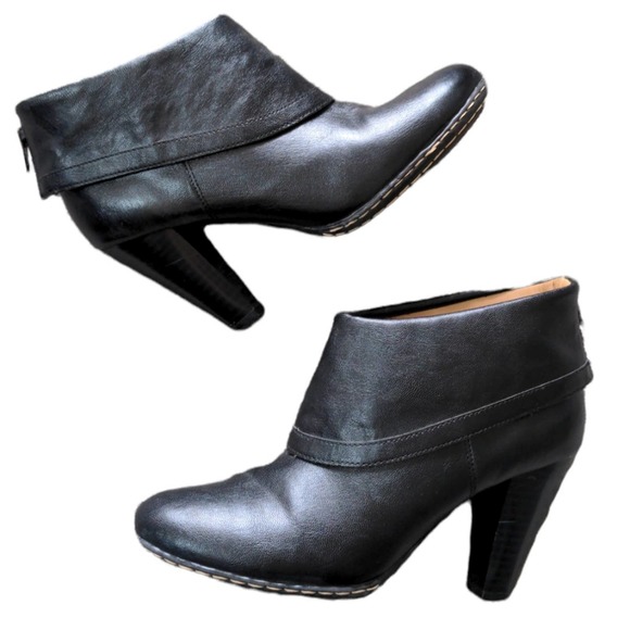Fold over black fall booties size 6.5
